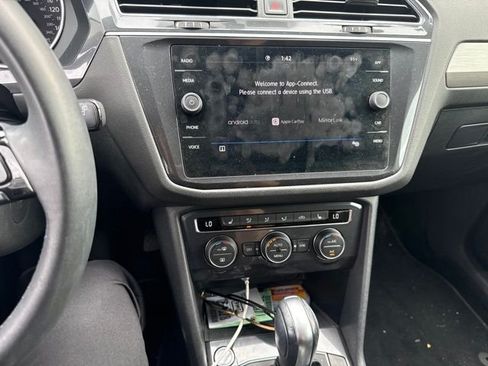 Used 2020 Volkswagen Tiguan SE FWD image 11
