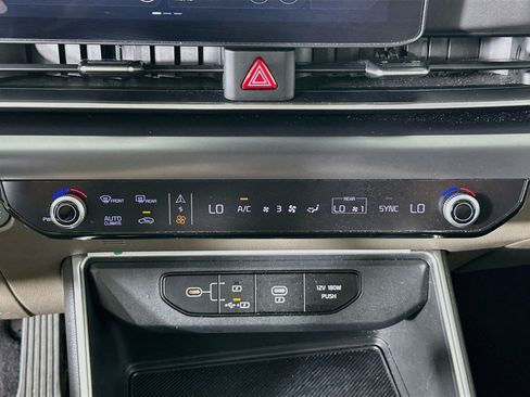 Used 2025 Kia Carnival FWD image 24