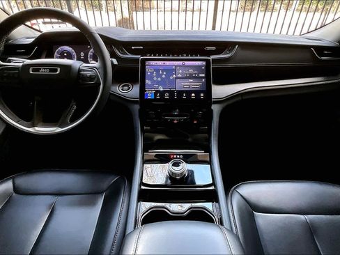 Used 2023 Jeep Grand Cherokee Limited image 15