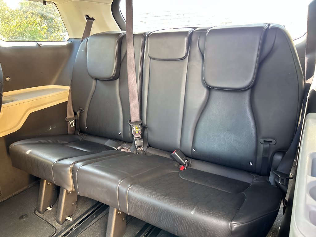 Used 2024 Kia Carnival EX FWD image 14