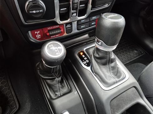 Used 2024 Jeep Gladiator Mojave w/ Safety Group AWD/4WD image 30