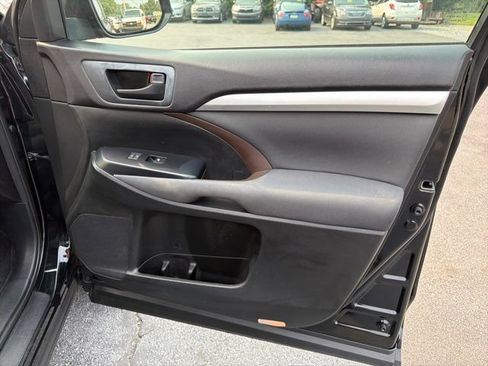 Used 2016 Toyota Highlander LE FWD image 21