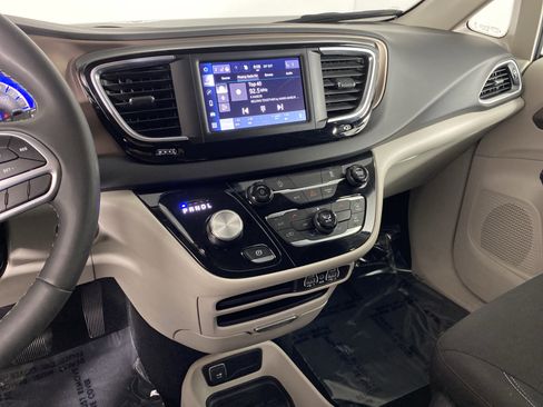 Used 2024 Chrysler Voyager LX image 27