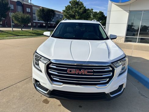 Used 2024 GMC Terrain SLT image 3