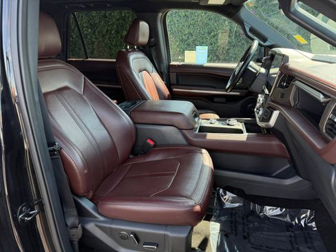 Used 2023 Ford Expedition Limited image 20