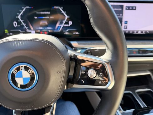 Used 2023 BMW i7 xDrive60 w/ Parking Assistance Package AWD/4WD image 39