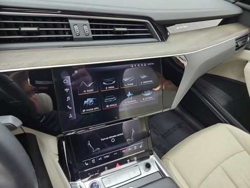 Used 2023 Audi e-tron Premium Plus w/ Premium Plus Package AWD/4WD image 13