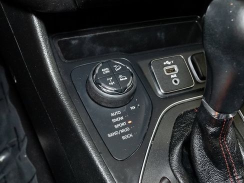 Used 2022 Jeep Cherokee Trailhawk AWD/4WD image 19