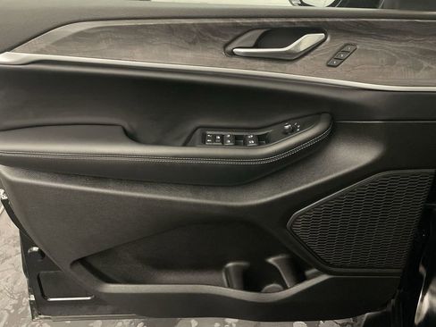 Used 2024 Jeep Grand Cherokee Limited w/ Luxury Tech Group II image 16