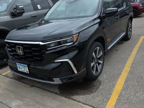 Used 2023 Honda Pilot Touring image 2