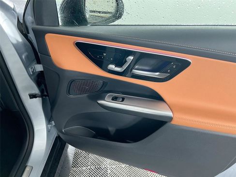 Used 2025 Mercedes-Benz GLC 300 4MATIC image 27