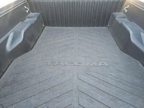 Used 2020 Toyota Tacoma TRD Off-Road w/ Technology Package AWD/4WD image 16