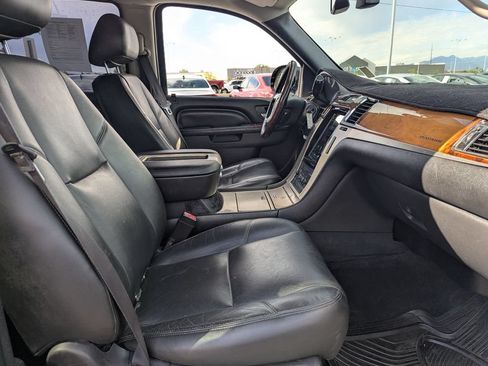 Used 2013 Cadillac Escalade Luxury AWD/4WD image 36