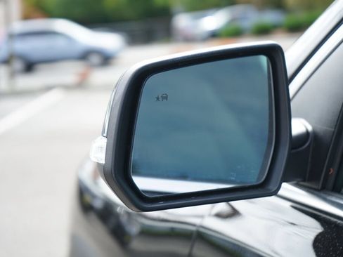 Used 2021 GMC Acadia SLE FWD image 9