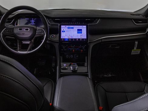 New 2025 Jeep Grand Cherokee Limited image 3