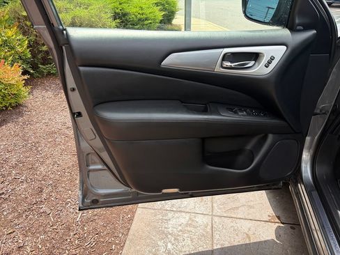 Used 2020 Nissan Pathfinder SL FWD image 23