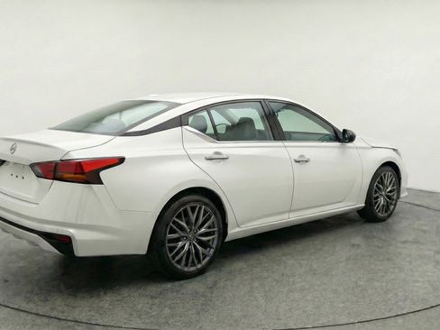 Used 2025 Nissan Altima 2.5 SV image 9