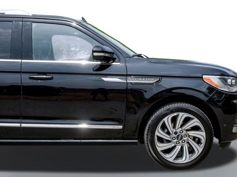 Used 2024 Lincoln Navigator Reserve image 7