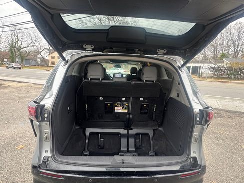 Used 2021 Toyota Sienna Limited image 9