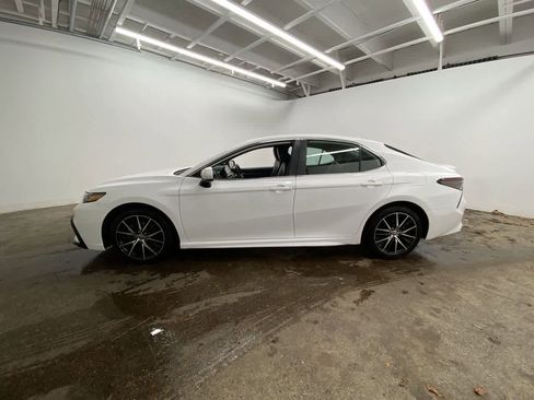 Used 2021 Toyota Camry SE image 3