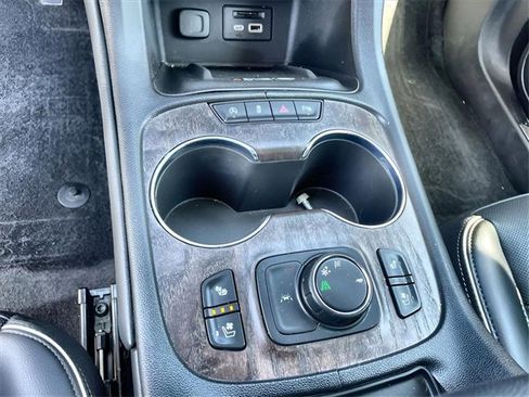 Used 2022 GMC Acadia Denali w/ Denali Ultimate Package image 16