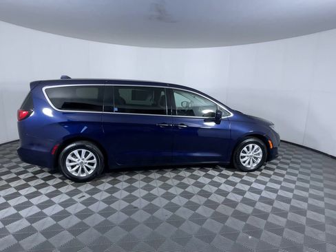 Used 2019 Chrysler Pacifica Touring Plus image 9