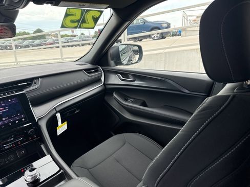 New 2025 Jeep Grand Cherokee Laredo X w/ Luxury Tech Group I image 17