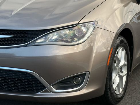 Used 2017 Chrysler Pacifica Touring Plus w/ Tire & Wheel Group image 10