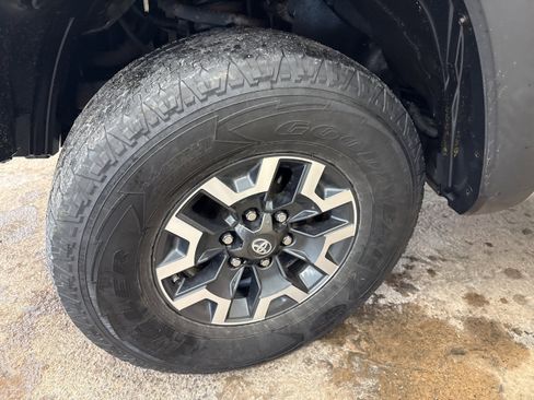 Used 2016 Toyota Tacoma TRD Off-Road w/ Premium & Technology Package image 4