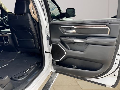 Used 2019 RAM 1500 Laramie AWD/4WD image 34