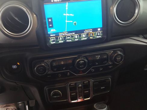 Used 2019 Jeep Wrangler Unlimited Sahara w/ Uconnect 4C Nav & Sound Group AWD/4WD image 13