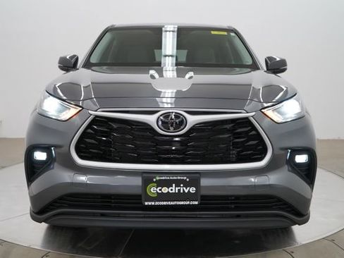 Used 2025 Toyota Highlander LE AWD/4WD image 2