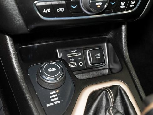 Used 2017 Jeep Cherokee Limited AWD/4WD image 18