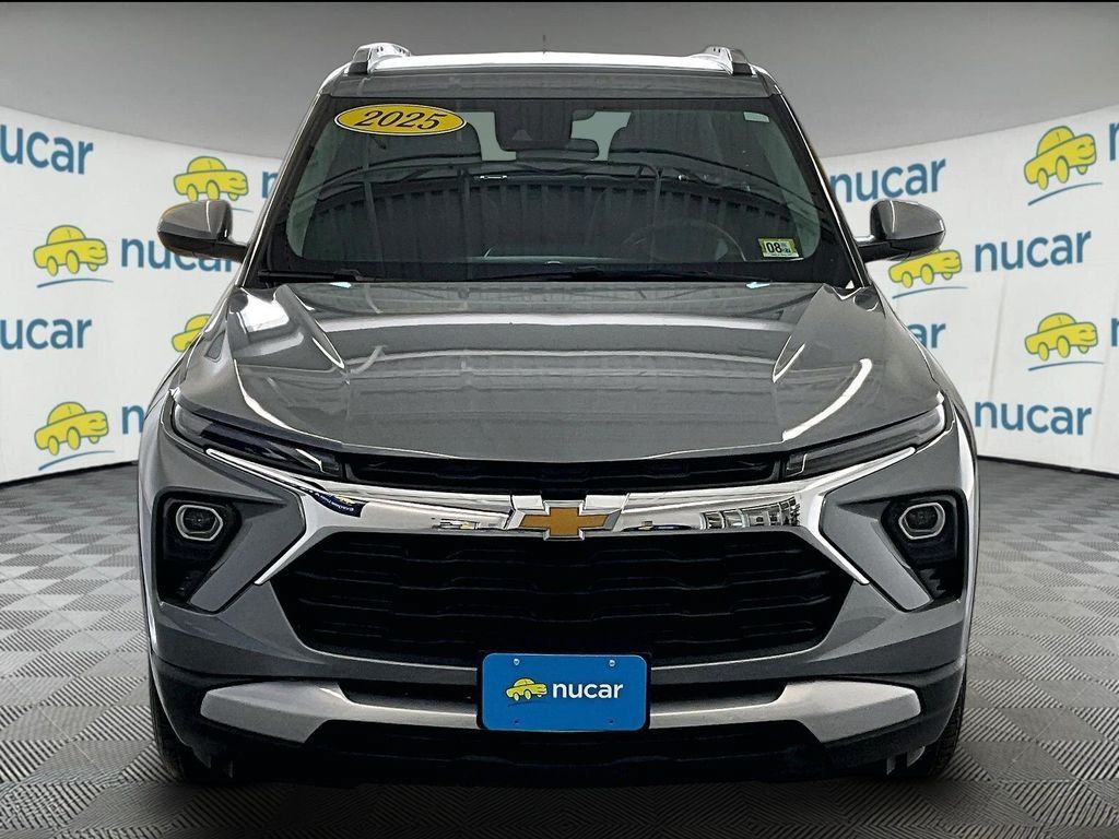 Used 2025 Chevrolet TrailBlazer LT AWD/4WD image 2