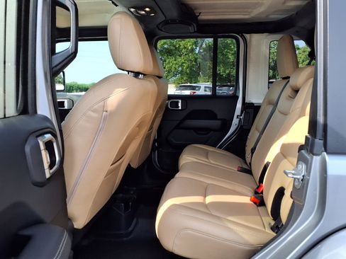 Used 2019 Jeep Wrangler Unlimited Sahara w/ Cold Weather Group AWD/4WD image 25
