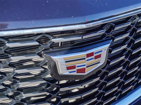 Used 2023 Cadillac XT4 Luxury w/ Cold Weather Package image 11