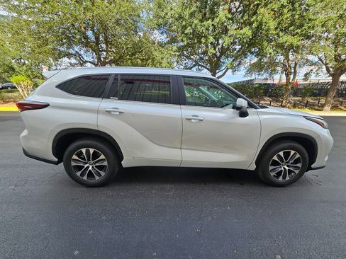 Certified 2024 Toyota Highlander XLE FWD image 6