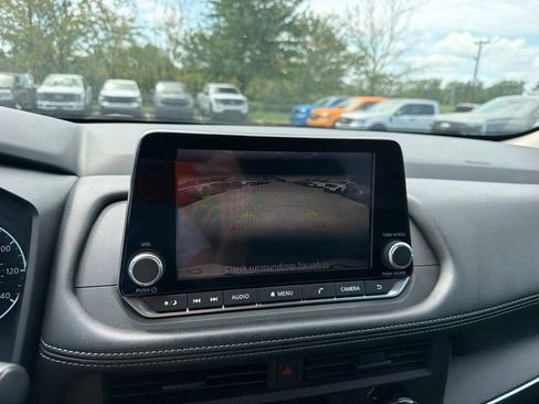 Used 2024 Nissan Rogue S AWD/4WD image 11