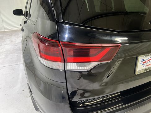 Used 2019 Toyota Highlander SE w/ Nightshade Edition AWD/4WD image 10