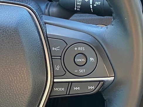 Used 2020 Toyota Camry XLE image 9