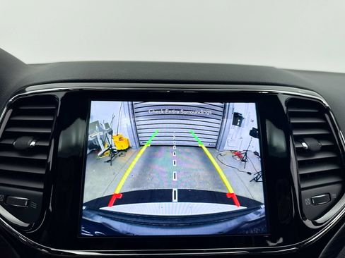 Used 2019 Jeep Grand Cherokee Altitude RWD image 11