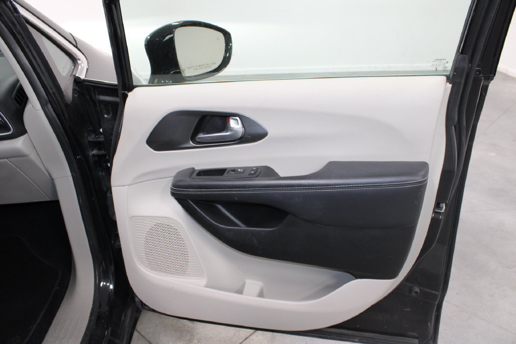 Used 2024 Chrysler Pacifica Touring-L FWD image 23