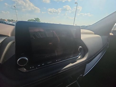 Used 2023 Nissan Rogue SV AWD/4WD image 19