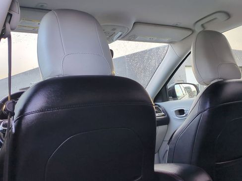 Used 2019 Jeep Compass Limited w/ Mopar Graphics Package image 18