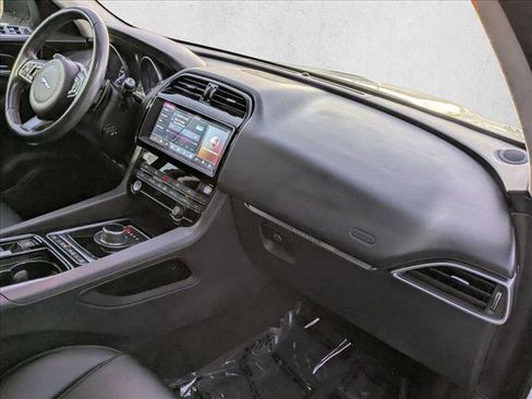 Used 2019 Jaguar F-PACE Premium image 23