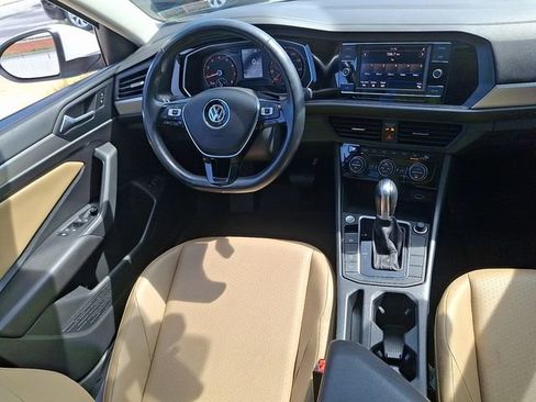 Used 2019 Volkswagen Jetta SE w/ Cold Weather Package FWD image 14