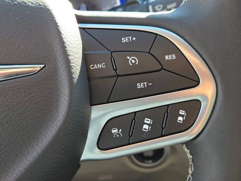 Used 2024 Chrysler Pacifica Touring-L image 27