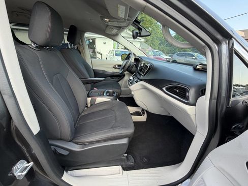 Used 2018 Chrysler Pacifica Touring Plus FWD image 21