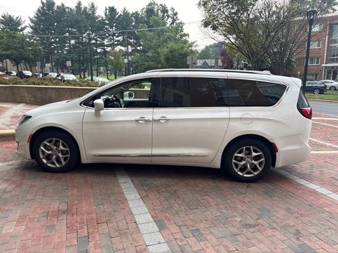 Used 2019 Chrysler Pacifica Touring-L Plus FWD image 6