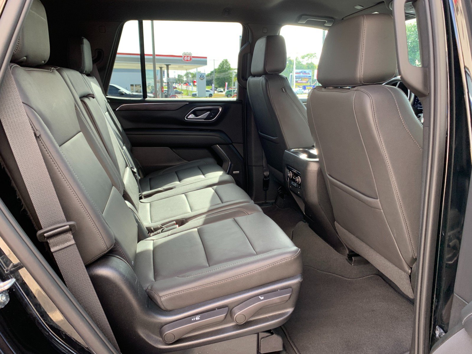Used 2023 Chevrolet Tahoe LT w/ Luxury Package AWD/4WD image 34